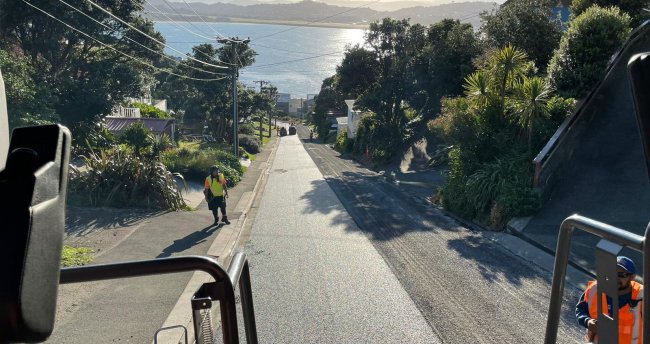 Dynapac Fertiger überwindet einen der steilsten Hügel in Wellington