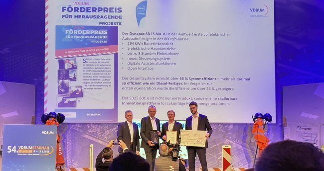 Dynapac wins the VDBUM sponsorship award with the electric SD25 80C e road paver.